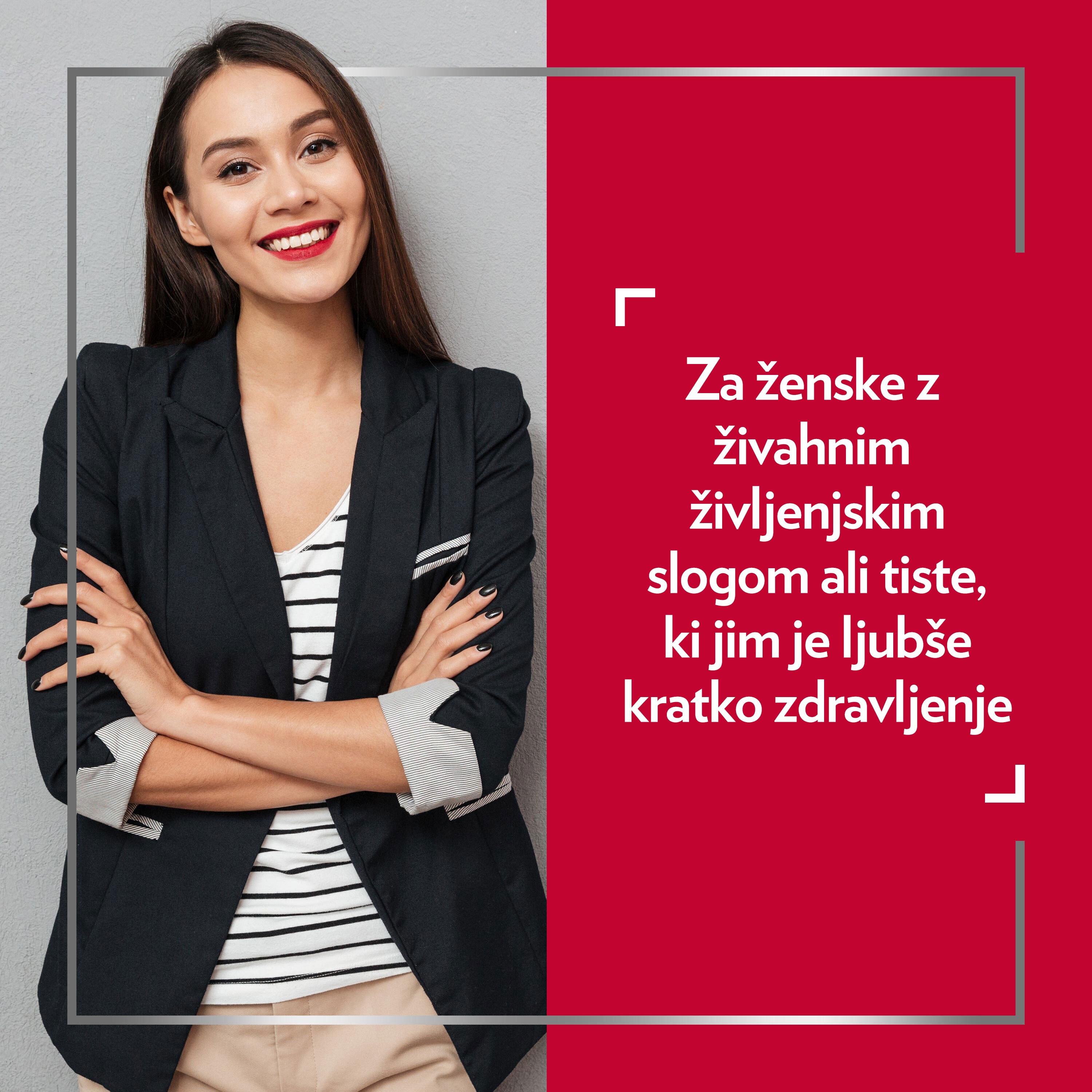 Nasmejana mlada ženska, oblečena v elegantna oblačila, s prekrižanimi rokami, zadovoljna po zdravljenju z zdravilom Canesten  2