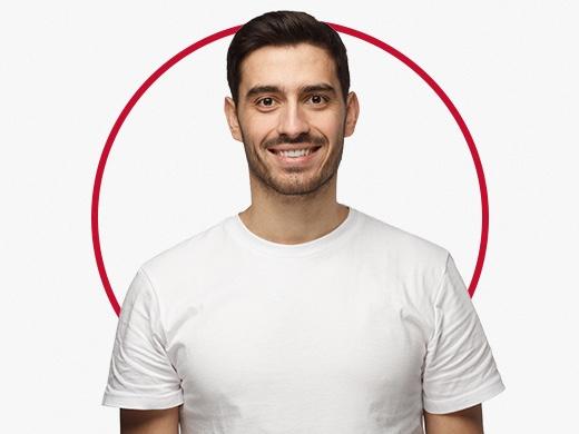 Srečen moški v beli majici po zdravljenju glivične okužbe dimelj s Canestenom